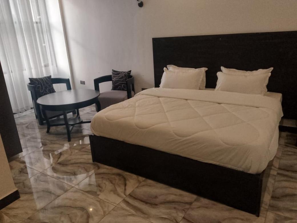 Water Pavilion Hotel Keroka Bagian luar foto