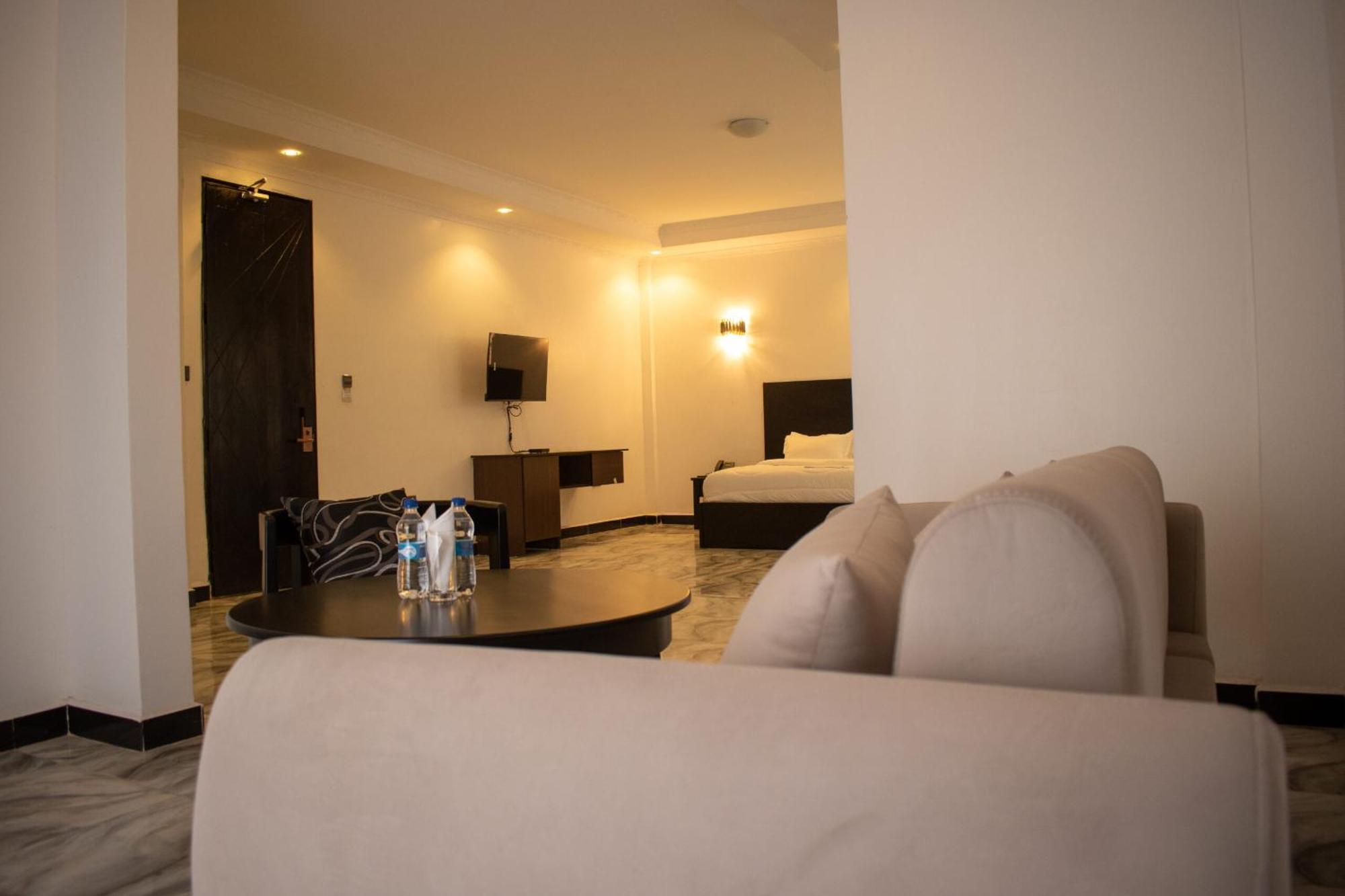Water Pavilion Hotel Keroka Bagian luar foto