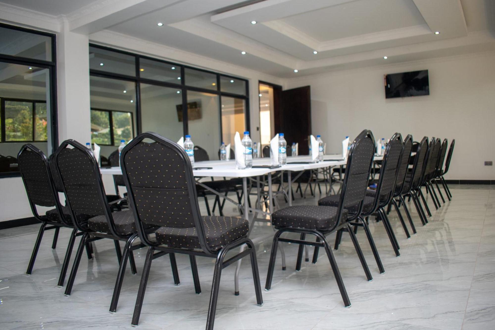 Water Pavilion Hotel Keroka Bagian luar foto
